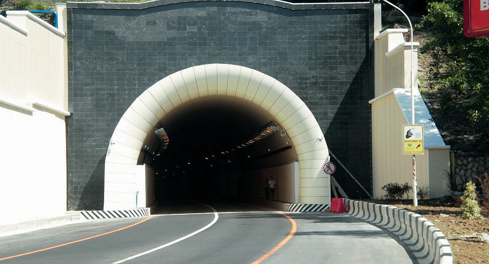 Tunnel on the Road M-27